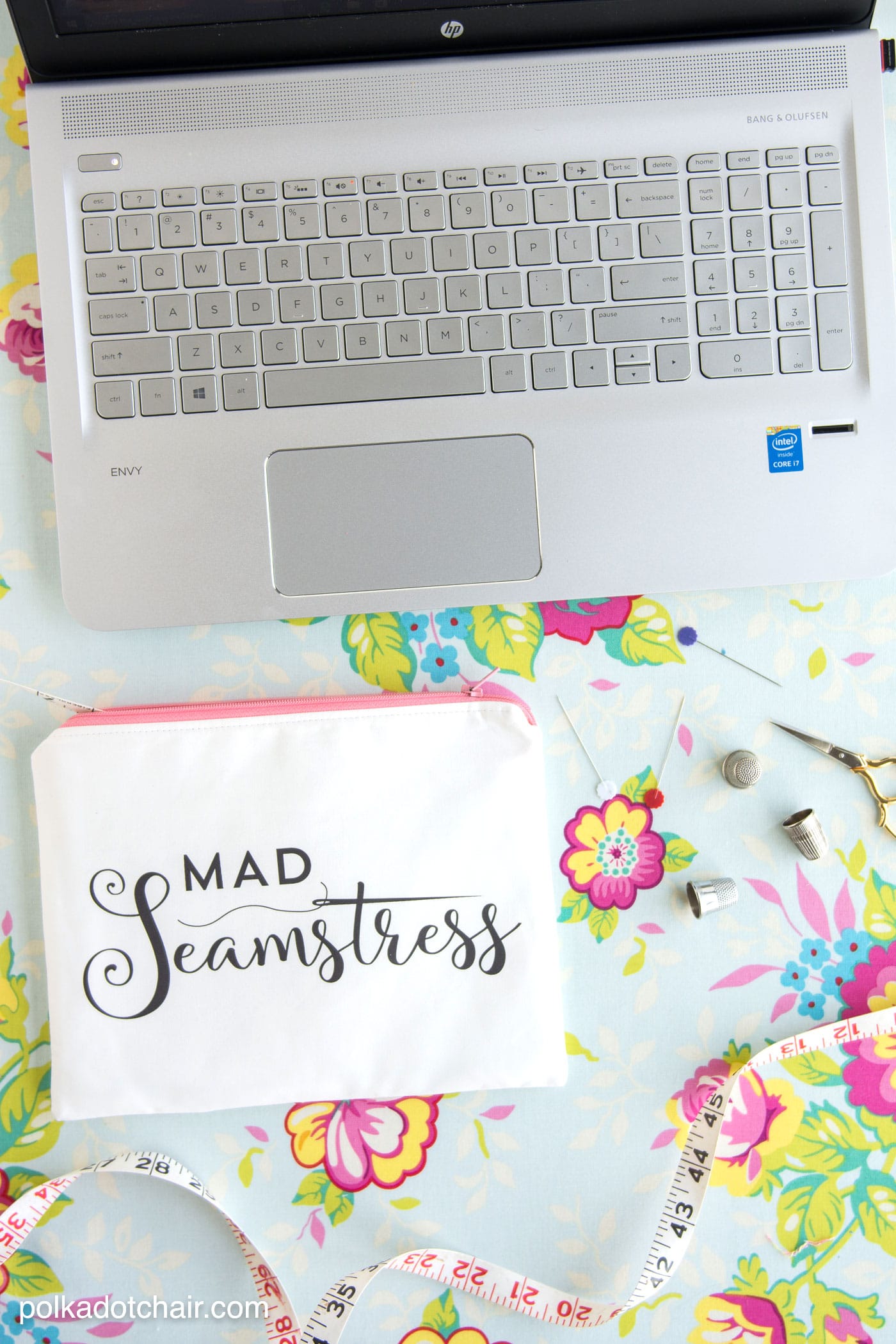 Sewing tutorial to make this "Mad Seamstress" zip pouch. You can download the image and print it at home on fabric yourself!