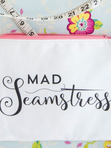 Sewing tutorial to make this "Mad Seamstress" zip pouch. You can download the image and print it at home on fabric yourself!