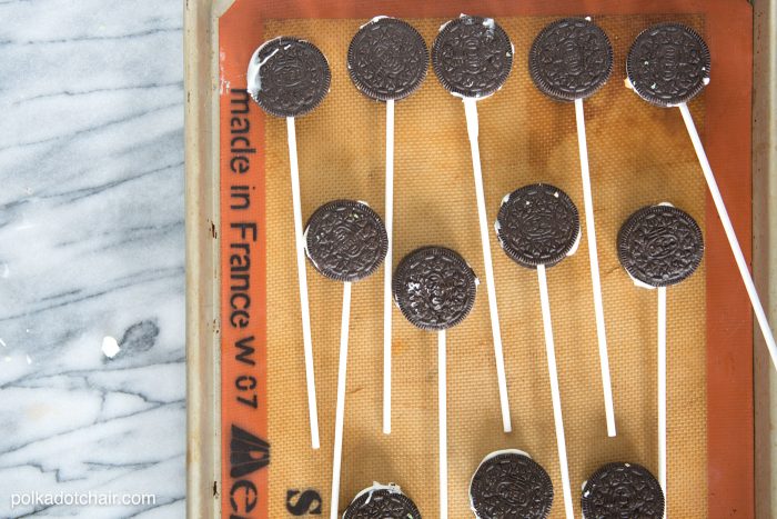 Harry Potter inspired Exploding Eyeball Cookies- they have pop rocks inside that "explode" when you eat them! So cute for Halloween Treats! 