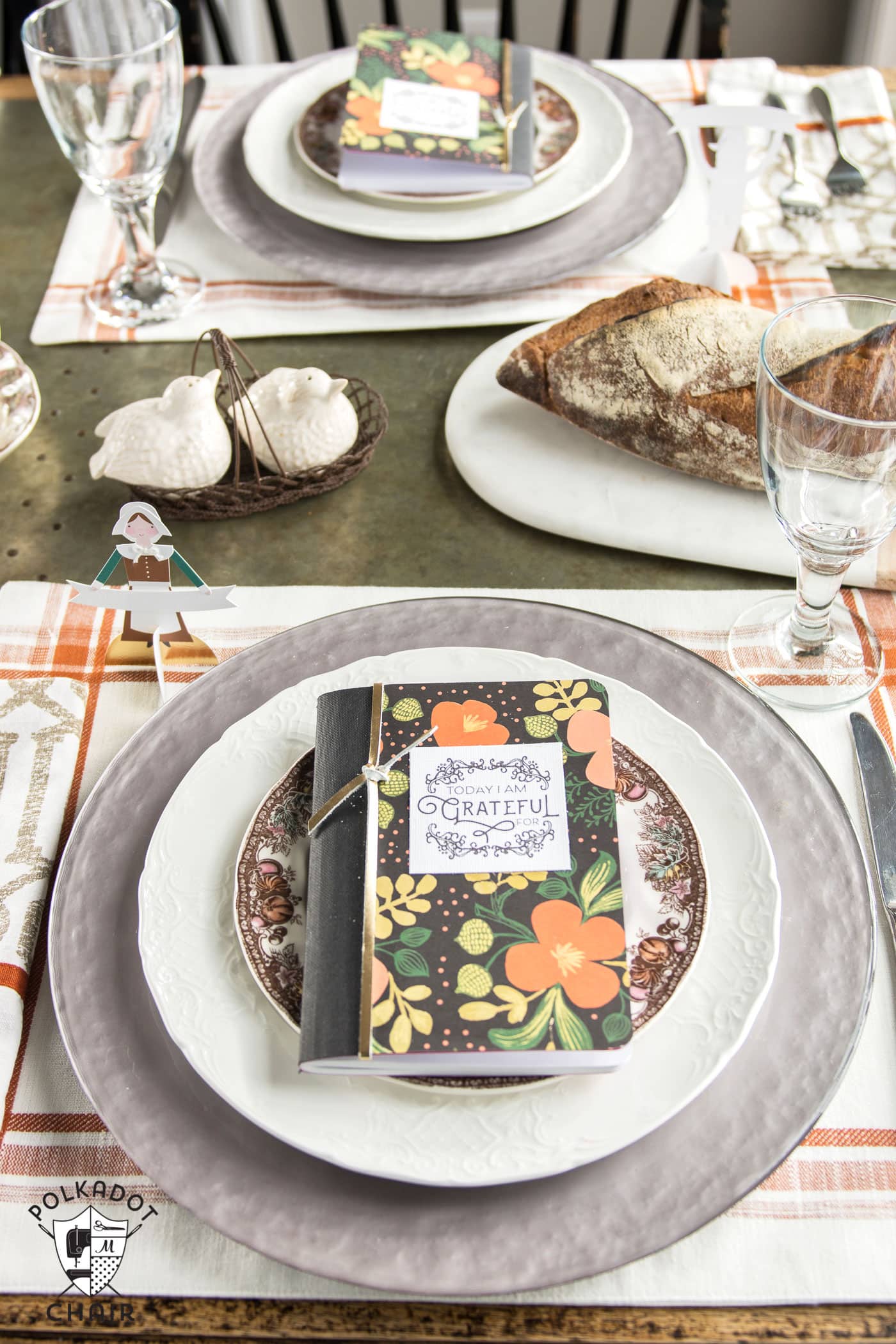 DIY Thanksgiving Gratitude Journal, love the idea of setting them out on the Thanksgiving dinner table (would also be great to use all year long)