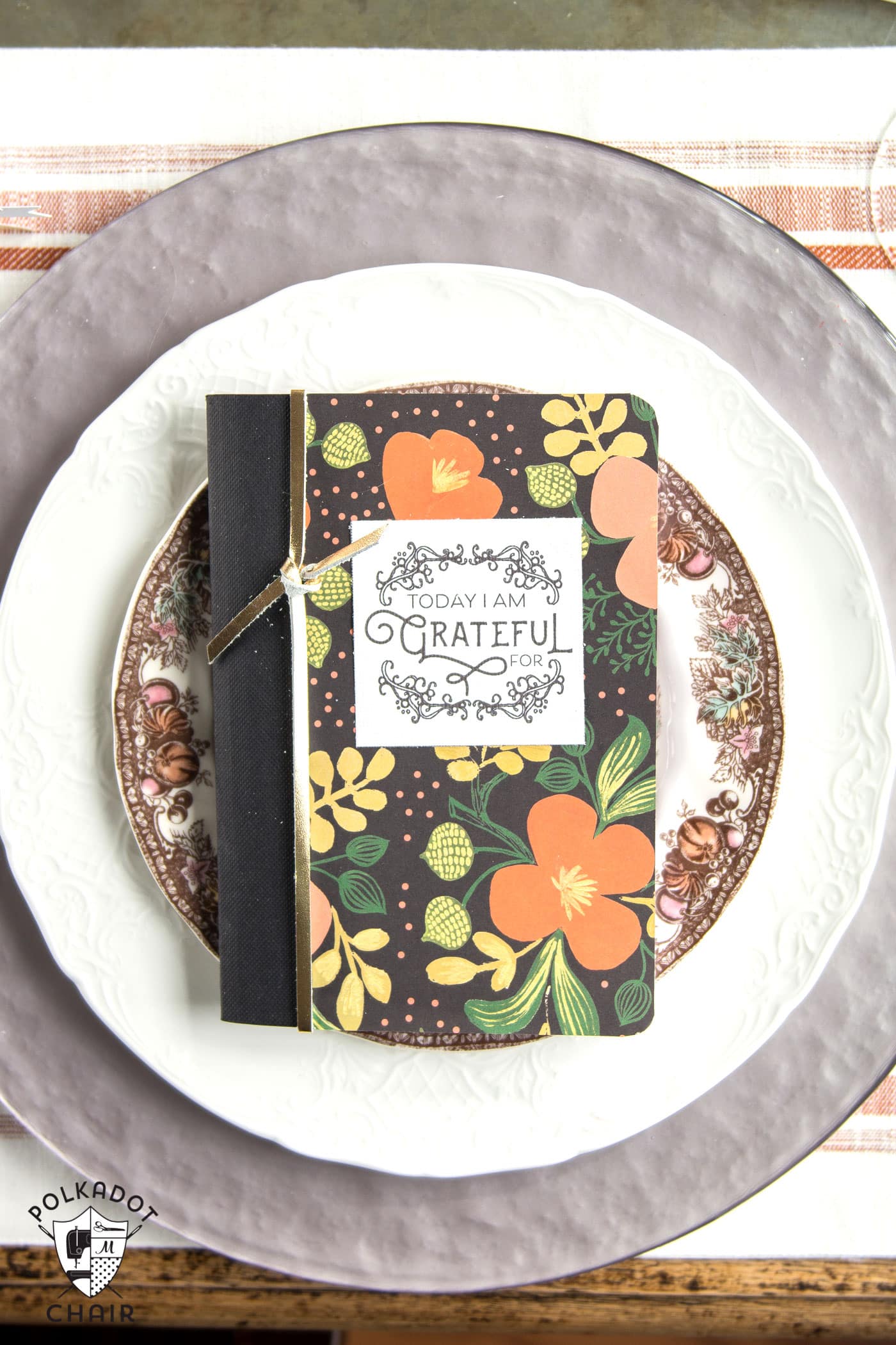 DIY Thanksgiving Gratitude Journal, love the idea of setting them out on the Thanksgiving dinner table (would also be great to use all year long)