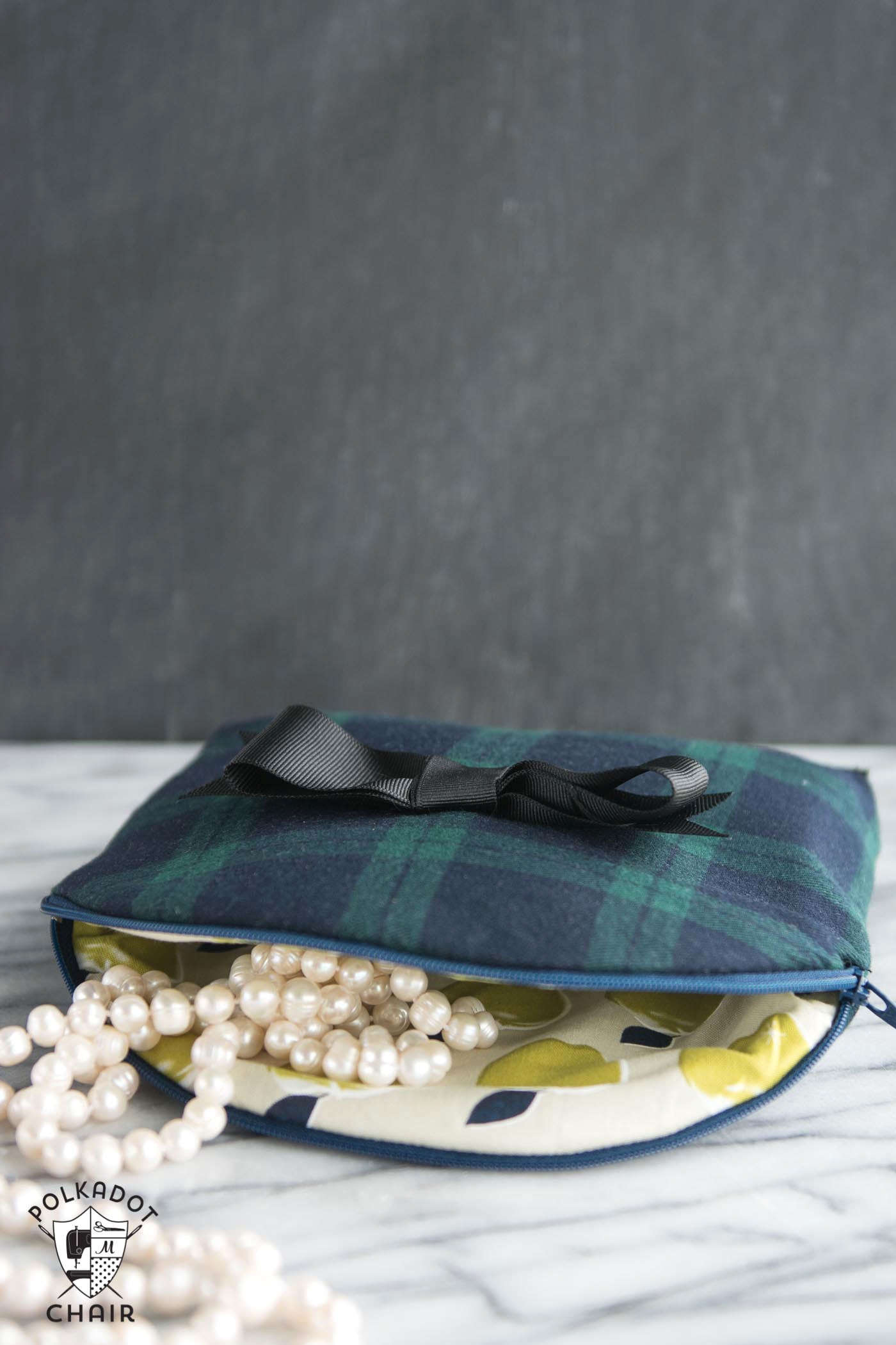 Free Sewing Pattern for a curved top cosmetic bag. Love the bow detail on the front