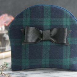 Free Sewing Pattern for a curved top cosmetic bag. Love the bow detail on the front