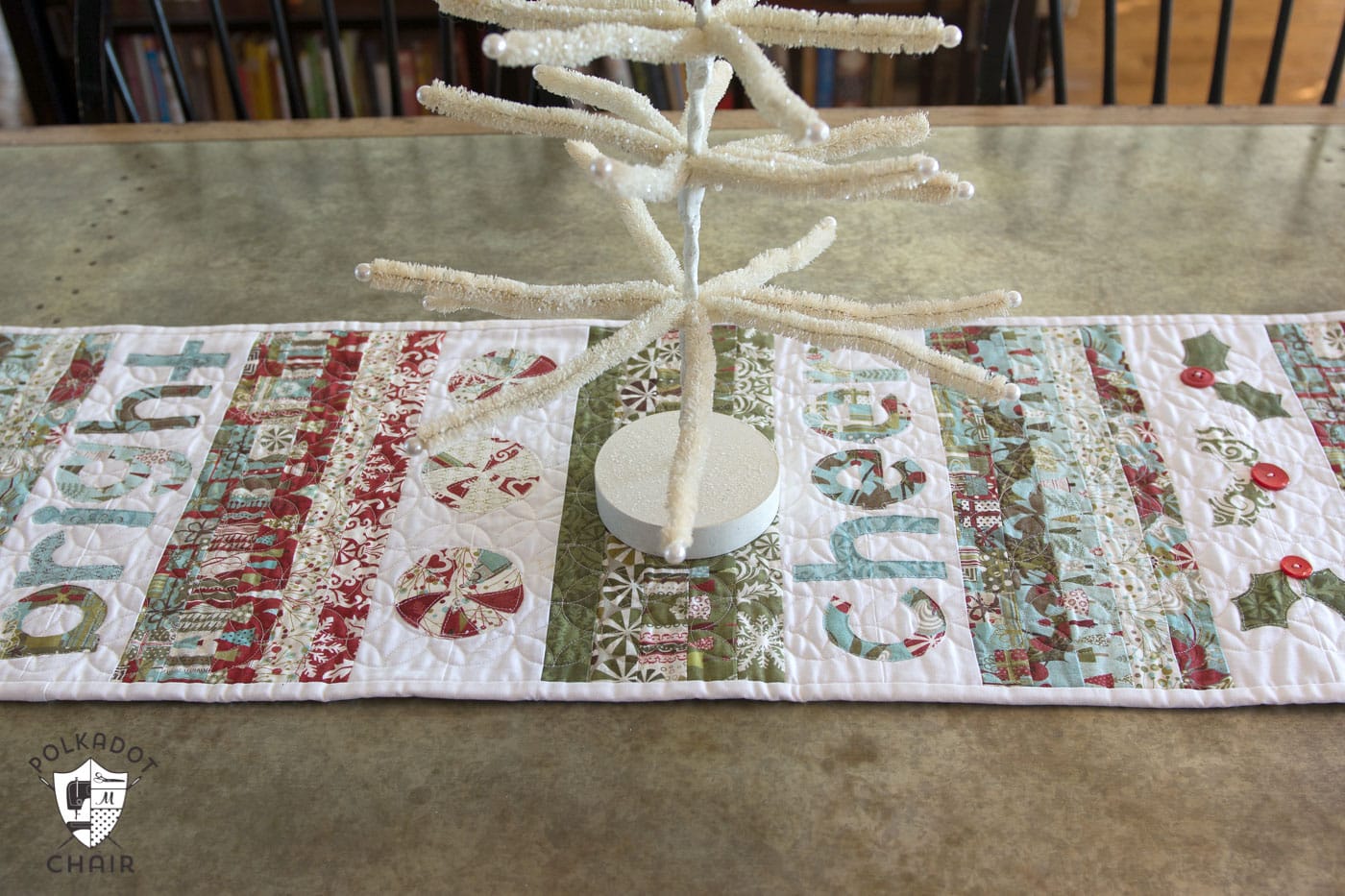 Free sewing pattern for a quilted Christmas Table runner