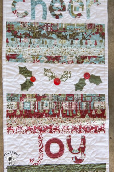 Free sewing pattern for a quilted Christmas Table runner