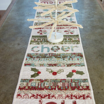 Free sewing pattern for a quilted Christmas Table runner