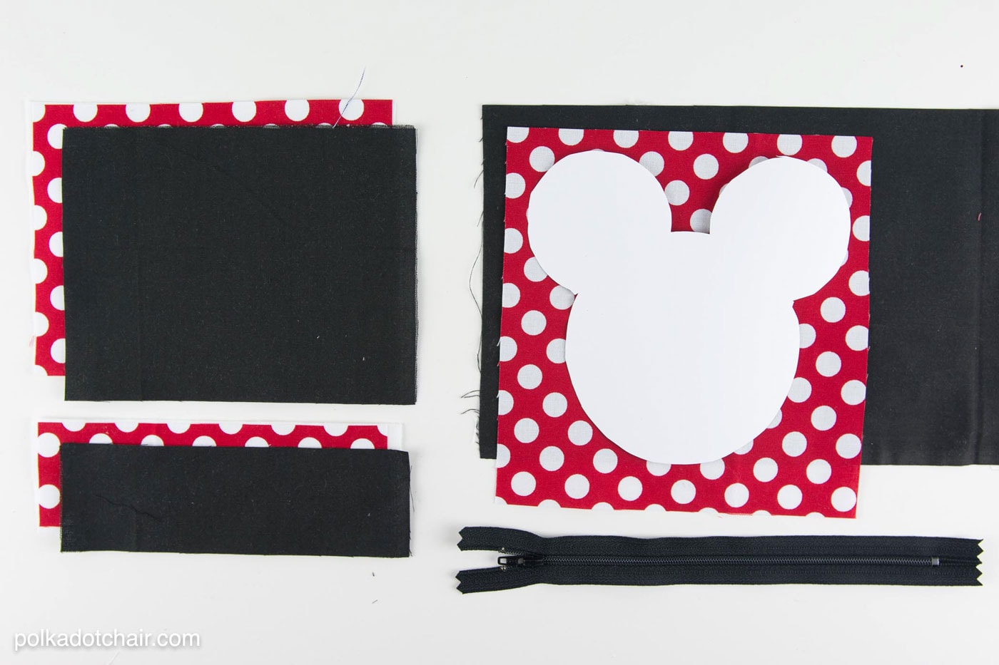 Free Sewing pattern for a Mickey Mouse inspired earbuds case / coin purse. This would be so cute to make before my next Disney vacation!