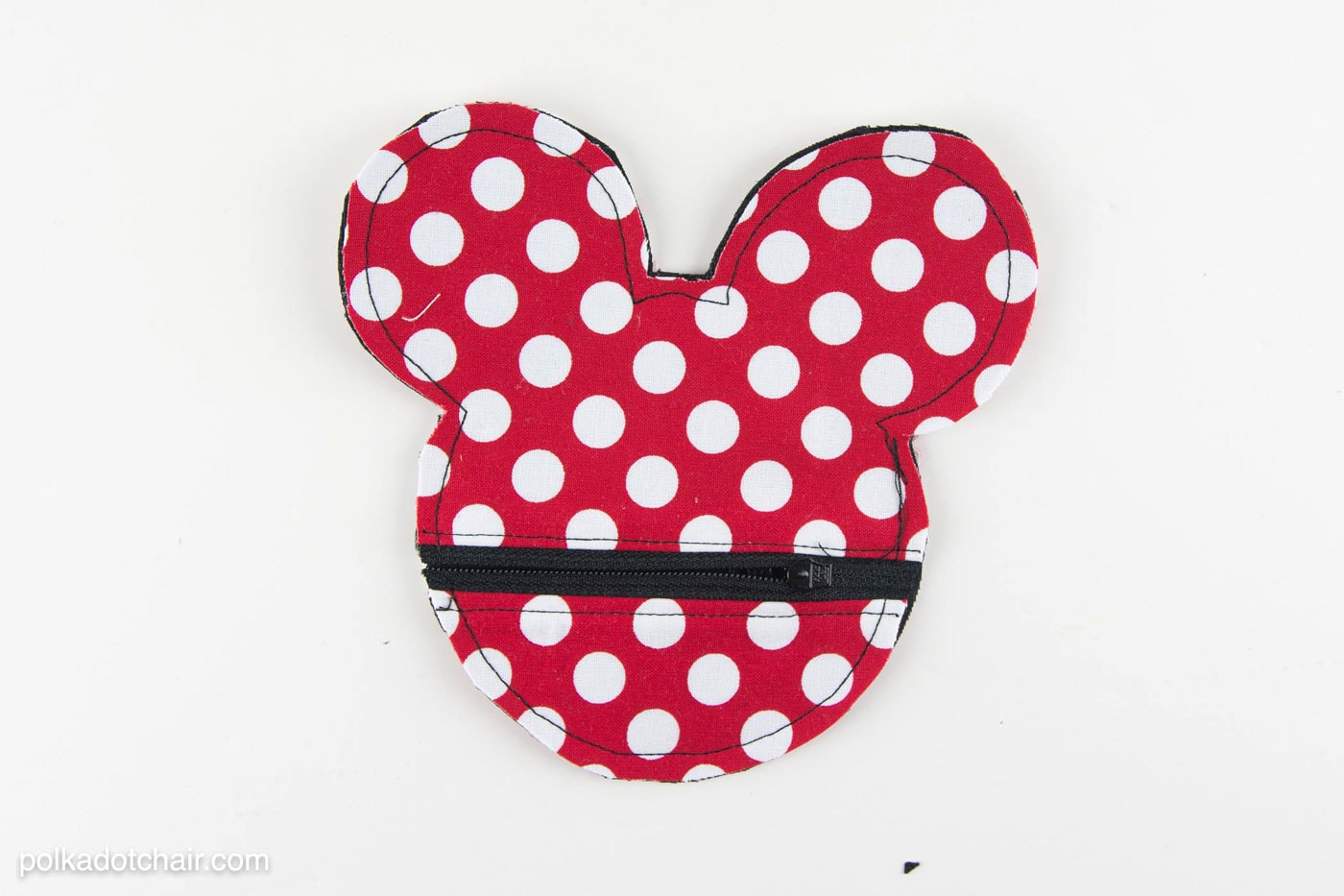 Free Sewing pattern for a Mickey Mouse inspired earbuds case / coin purse. This would be so cute to make before my next Disney vacation!