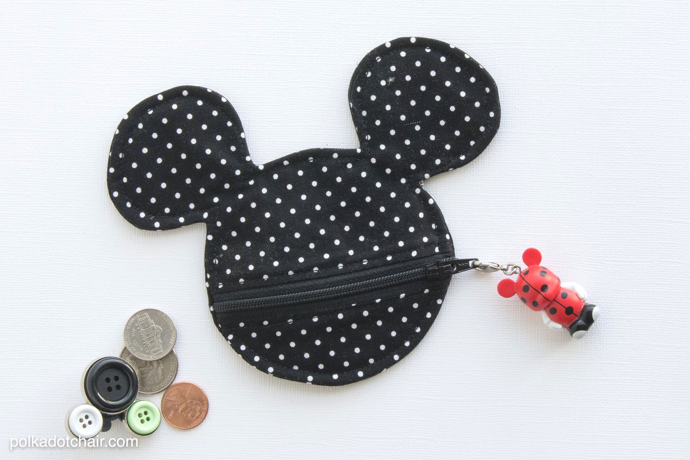 Free Sewing pattern for a Mickey Mouse inspired earbuds case / coin purse. This would be so cute to make before my next Disney vacation!