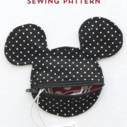 Free Sewing pattern for a Mickey Mouse inspired earbuds case / coin purse. This would be so cute to make before my next Disney vacation!