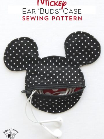 Free Sewing pattern for a Mickey Mouse inspired earbuds case / coin purse. This would be so cute to make before my next Disney vacation!