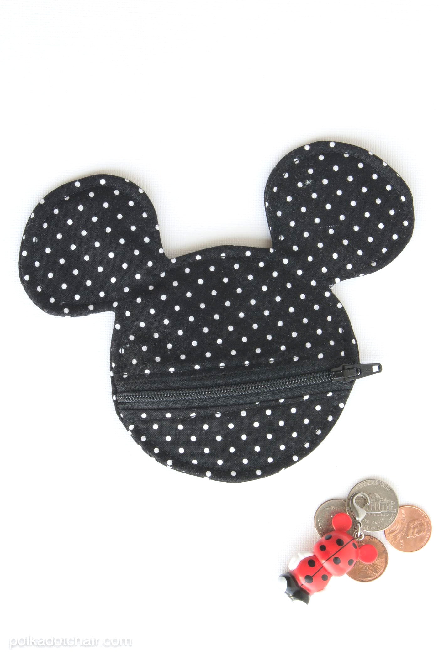 Free Sewing pattern for a Mickey Mouse inspired earbuds case / coin purse. This would be so cute to make before my next Disney vacation!