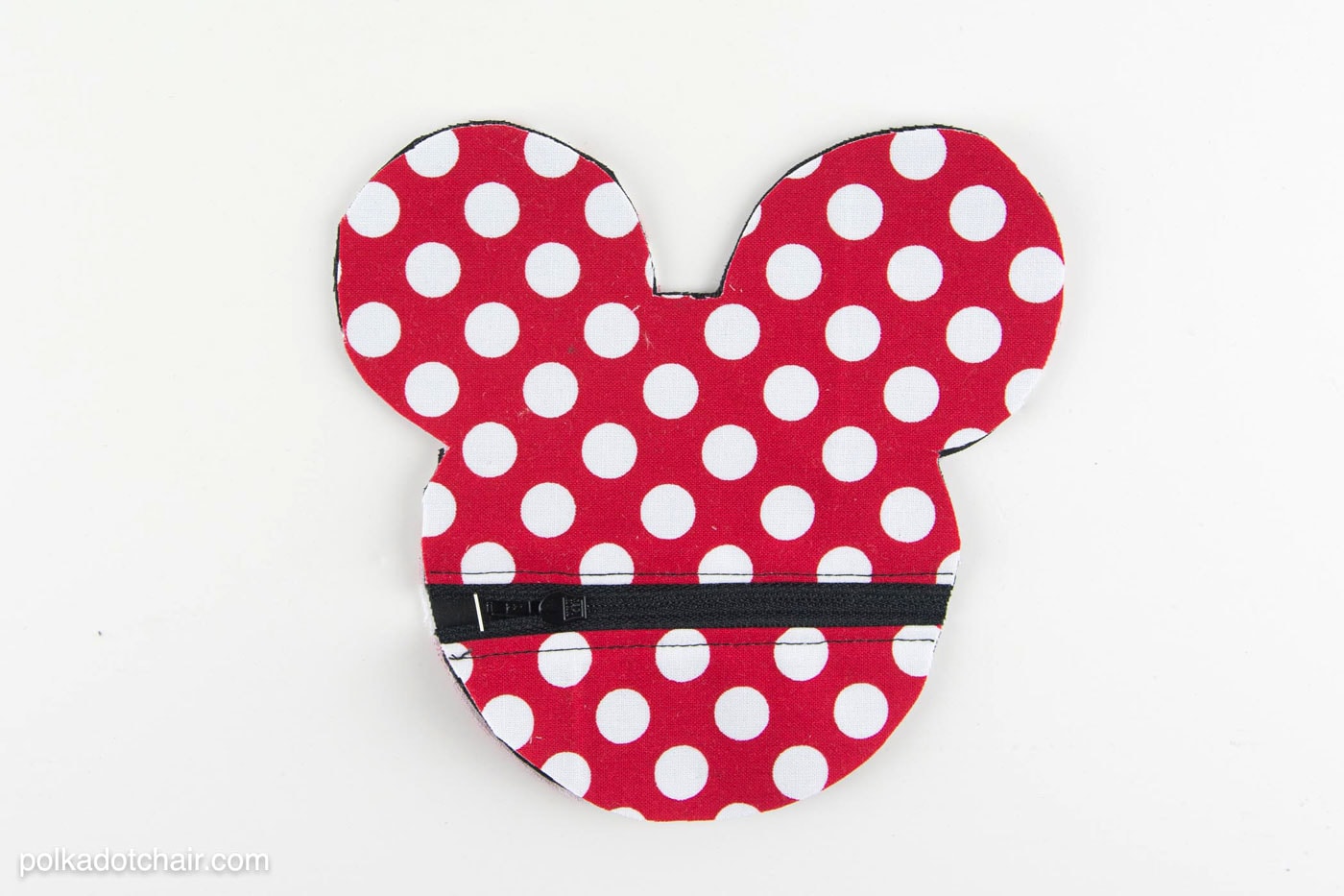 Free Sewing pattern for a Mickey Mouse inspired earbuds case / coin purse. This would be so cute to make before my next Disney vacation!