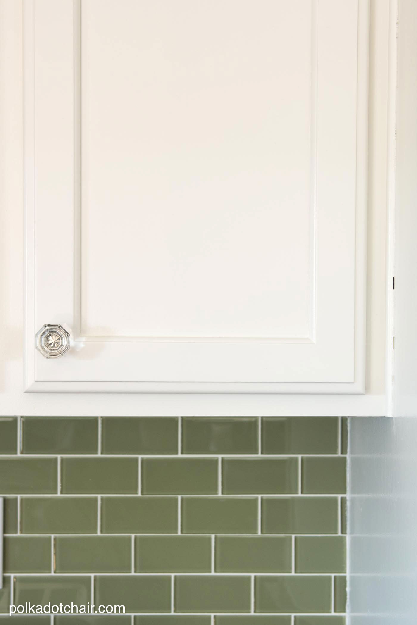 Before and After Photos of a Kitchen that had it's Cabinets Painted White- lots of great ideas for decorating a farmhouse style kitchen!