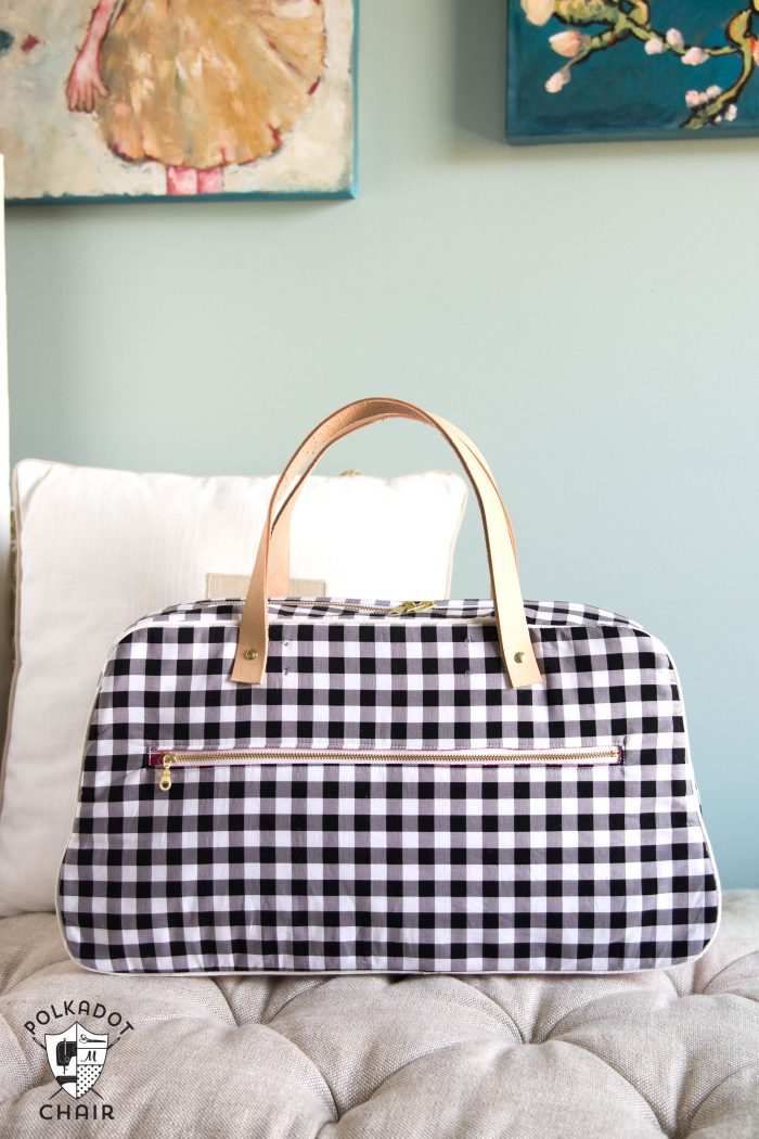 Retro Travel Bag Sewing Pattern by Melissa Mortenson; makes a cute weekend bag and can be made with leather straps or sewn purse handles. Would be a cute DIY summer travel bag.