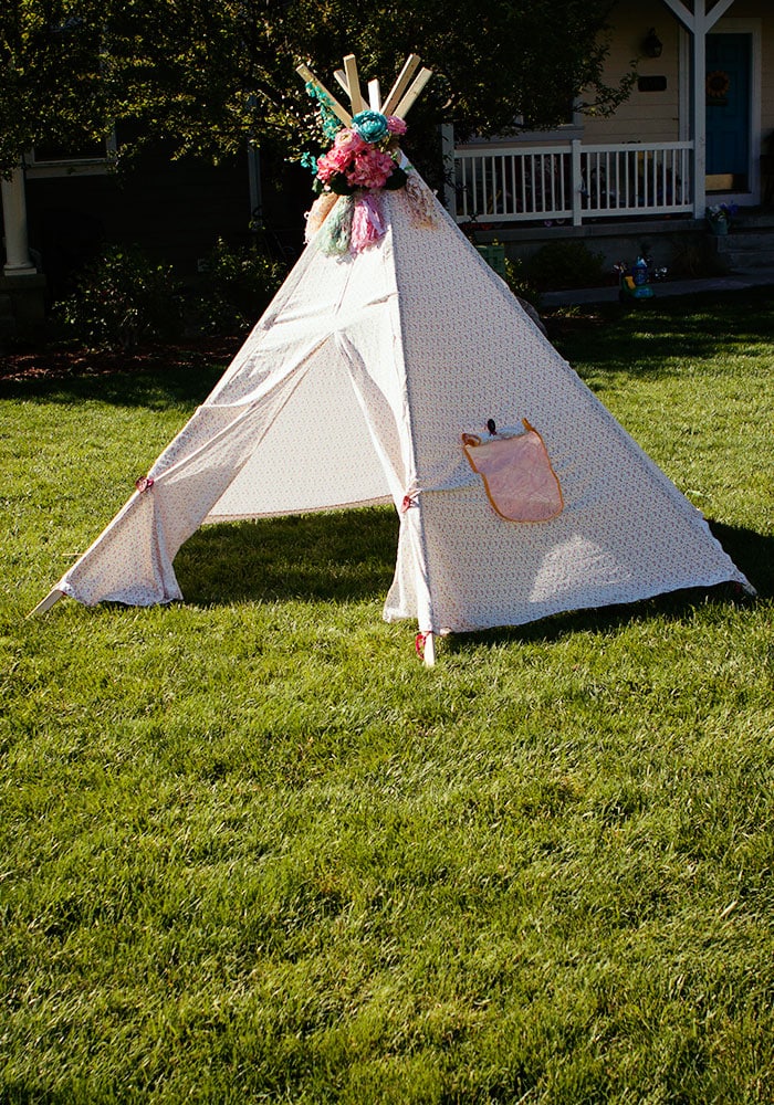 Learn how to make a backyard tee pee with this free sewing pattern and tutorial by Fleece Fun 