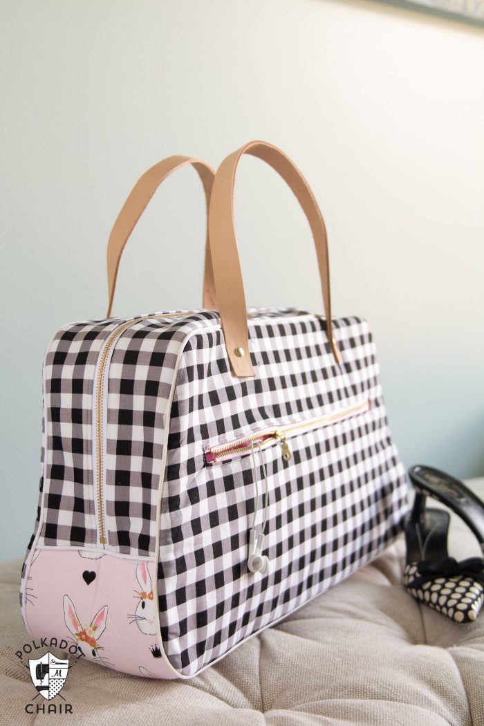 Retro Travel Bag Sewing Pattern by Melissa Mortenson; makes a cute weekend bag and can be made with leather straps or sewn purse handles. Would be a cute DIY summer travel bag.