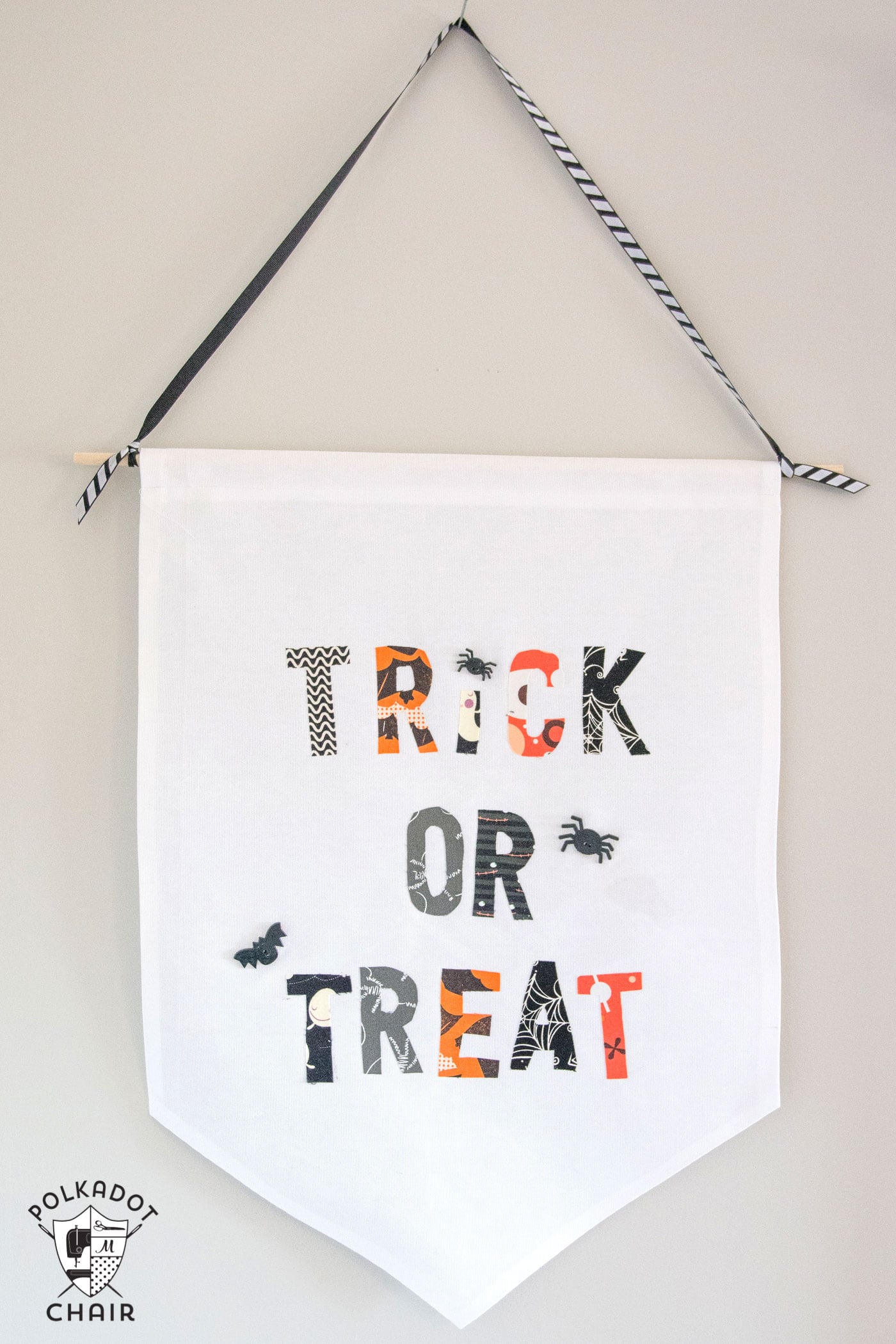 DIY Trick or Treat Halloween Banner- so easy to make it's no sew, site includes a free pattern for the lettering