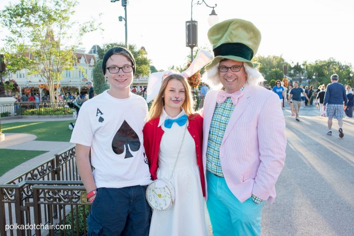 Cute ideas for No Sew Alice in Wonderland costumes, a cute last minute group costume idea