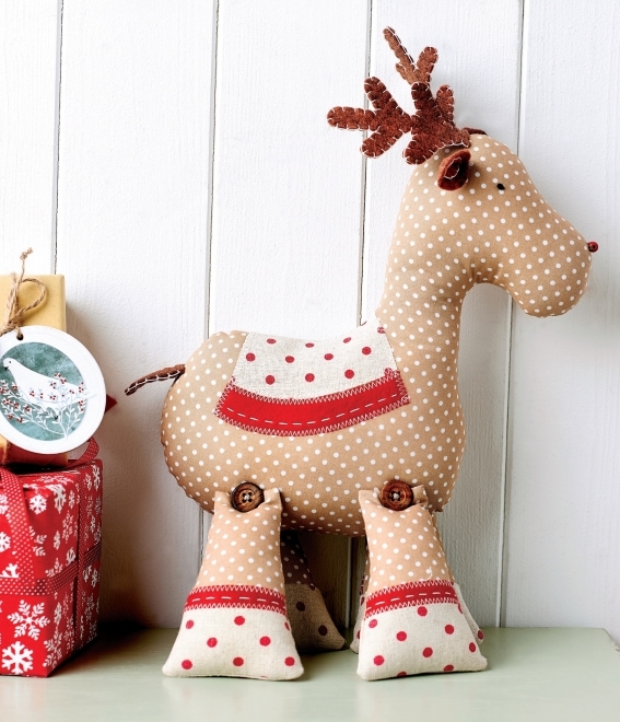 From stockings, to pillows, to ornaments and decorations. More than 25 cute things to sew for Christmas!