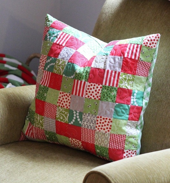 From stockings, to pillows, to ornaments and decorations. More than 25 cute things to sew for Christmas!