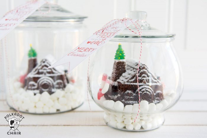 Cute idea for friend and neighbor Christmas gifts! A snow globe gingerbread house made with a simple mold. Post includes a link to the free printable tag.