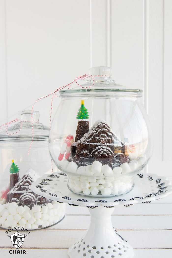 Cute idea for friend and neighbor Christmas gifts! A snow globe gingerbread house made with a simple mold. Post includes a link to the free printable tag.