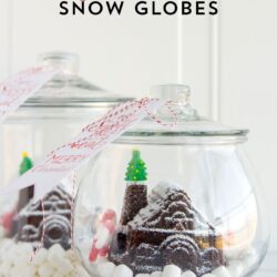 Cute idea for friend and neighbor Christmas gifts! A snow globe gingerbread house made with a simple mold. Post includes a link to the free printable tag.