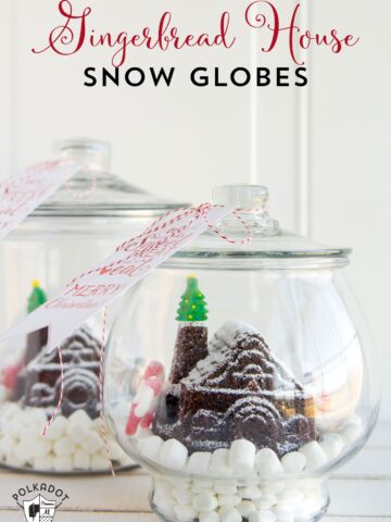 Cute idea for friend and neighbor Christmas gifts! A snow globe gingerbread house made with a simple mold. Post includes a link to the free printable tag.