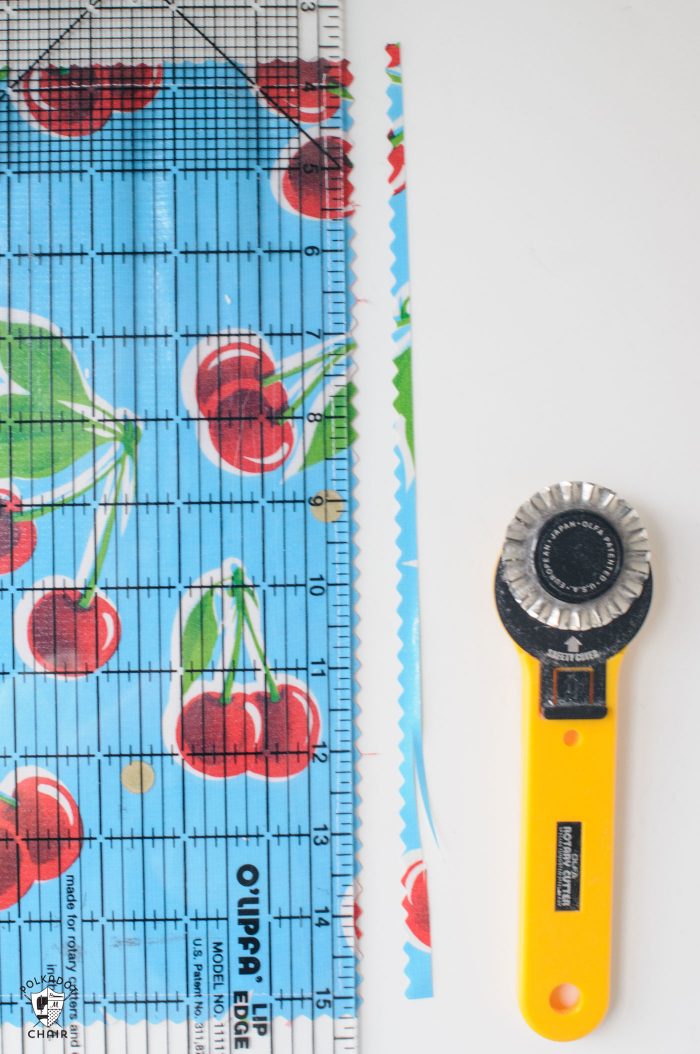 How to make an oilcloth placemat - a free sewing tutorial for a summer placemat with a pocket!