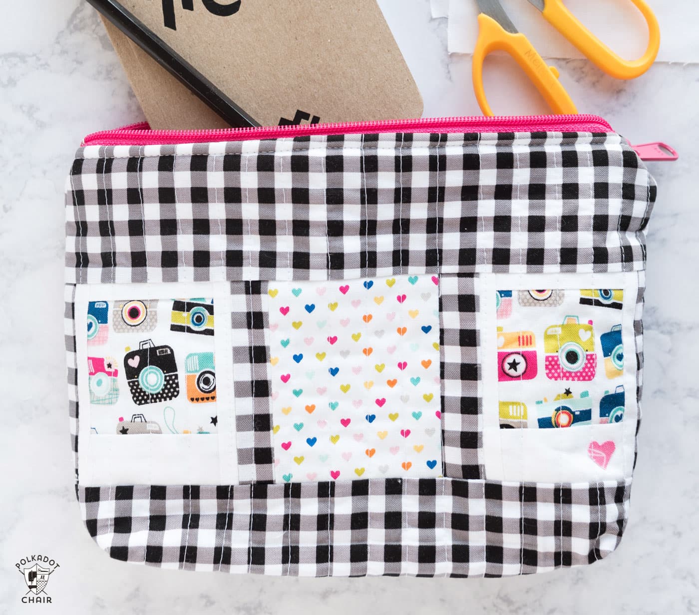 Free tutorial for a polaroid quilt block zip pouch - such a cute way to store your sewing or quilting supplies!