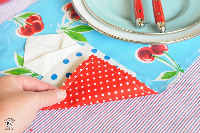 How to make an oilcloth placemat - a free sewing tutorial for a summer placemat with a pocket!