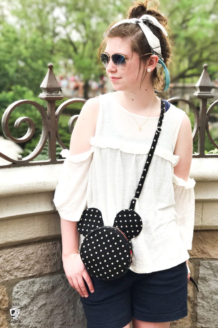 How to make a cute Mickey Mouse inspired cross body bag. Such a cute round bag pattern that would be perfect for a trip to Disney!