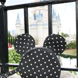 How to make a cute Mickey Mouse inspired cross body bag. Such a cute round bag pattern that would be perfect for a trip to Disney!
