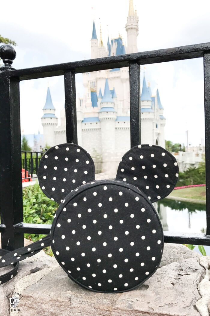 How to make a cute Mickey Mouse inspired cross body bag. Such a cute round bag pattern that would be perfect for a trip to Disney!