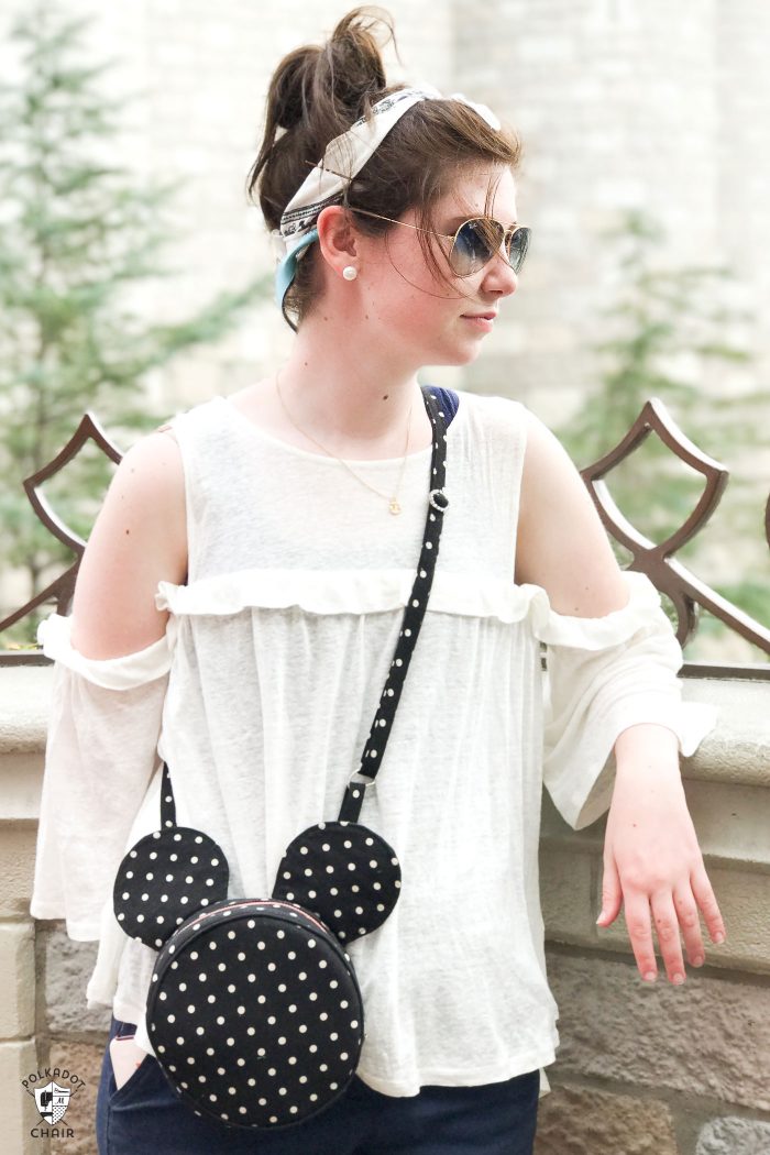 How to make a cute Mickey Mouse inspired cross body bag. Such a cute round bag pattern that would be perfect for a trip to Disney!