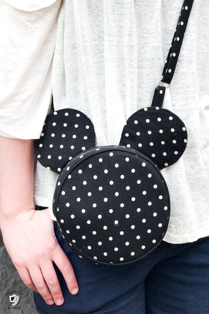 How to make a cute Mickey Mouse inspired cross body bag. Such a cute round bag pattern that would be perfect for a trip to Disney!