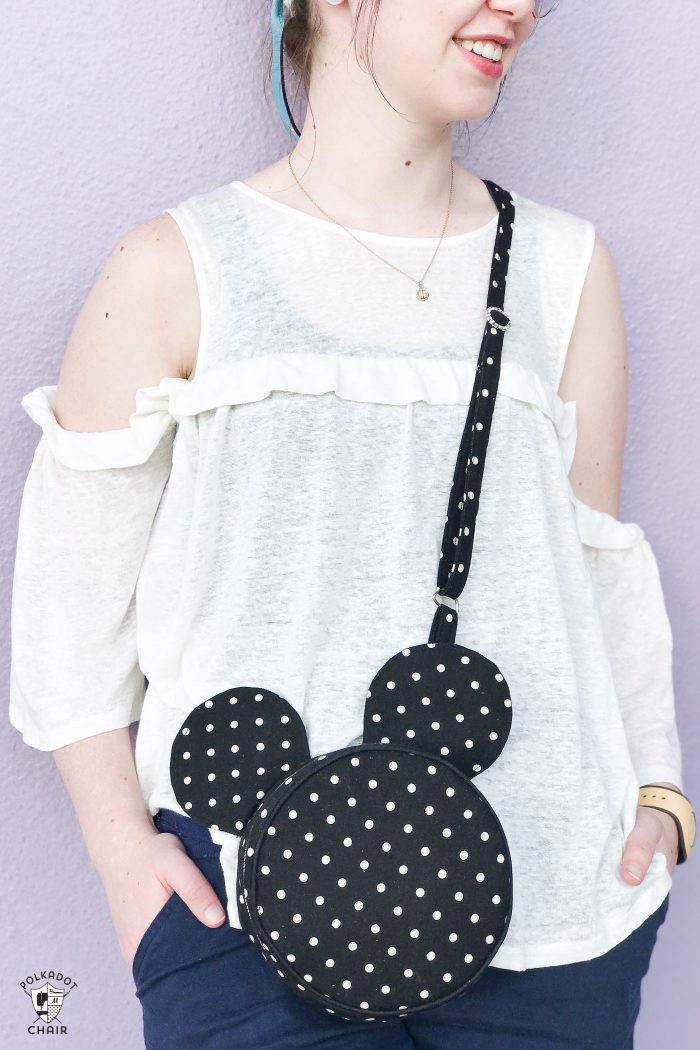 How to make a cute Mickey Mouse inspired cross body bag. Such a cute round bag pattern that would be perfect for a trip to Disney!