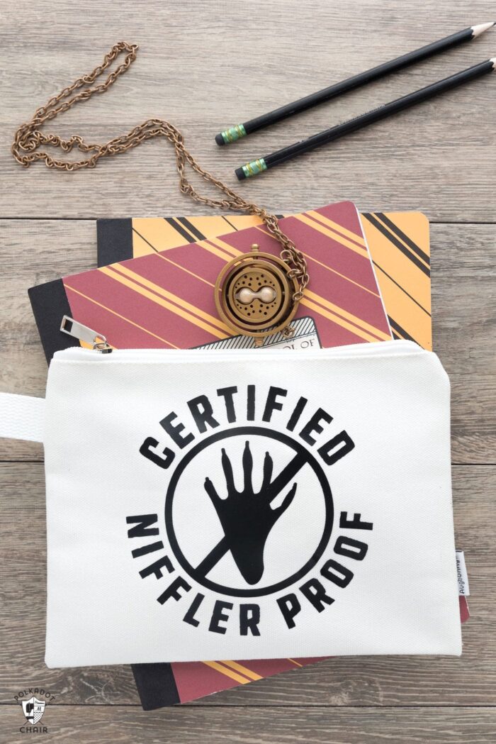 Cute DIY Harry Potter pencil pouches. Easy to make DIY iron ons using a Cricut machine. Such a cute back to school project!