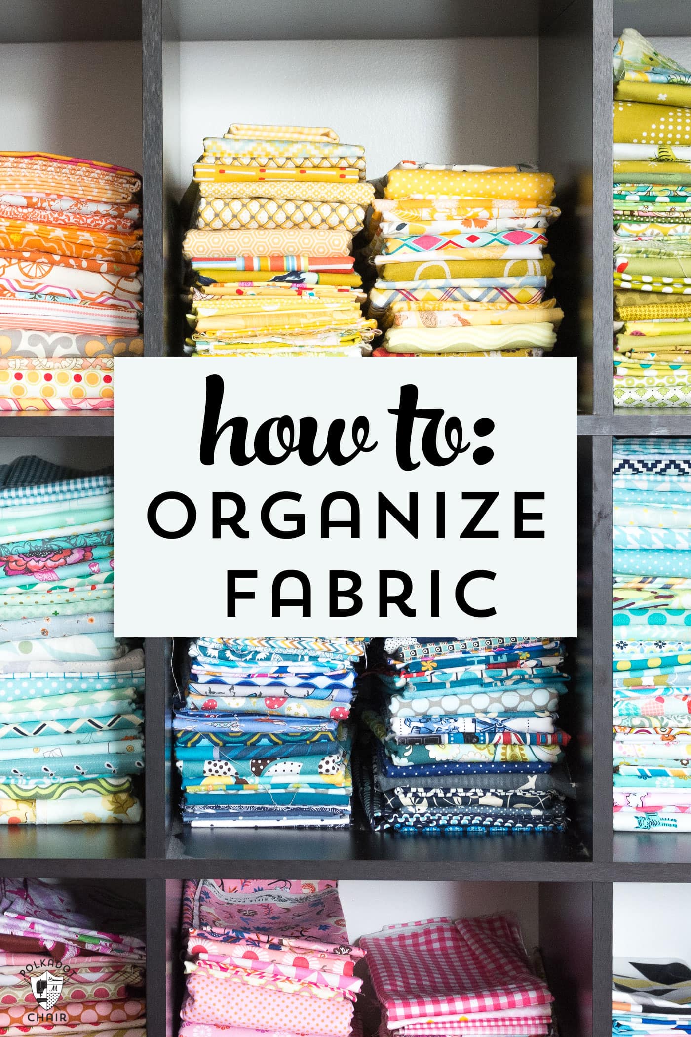 Keep your fabric stash organized ! Great tips for how to organize fabric by color !