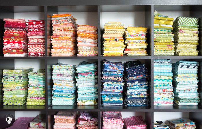 Keep your fabric stash organized ! Great tips for how to organize fabric by color !