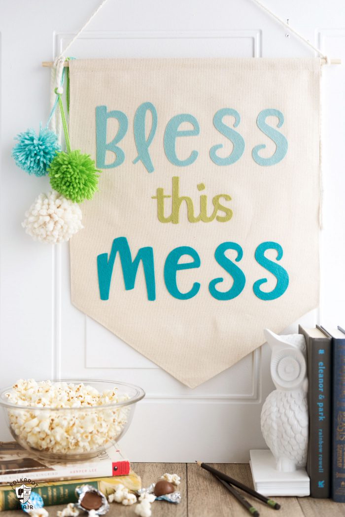 How to make a canvas banner with felt letters - such a cute DIY dorm room decorating idea!