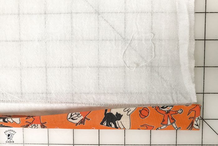 Free sewing tutorial for a DIY Halloween Tea Towel - such a cute project and a great way to use up fabric scraps! #halloween #halloweensewing #halloweengifts #gifts #giftideas #halloweenfabric #tutorial #sew #rileyblake #teatowel #diyteatowel #diydishtowel #dishtowel