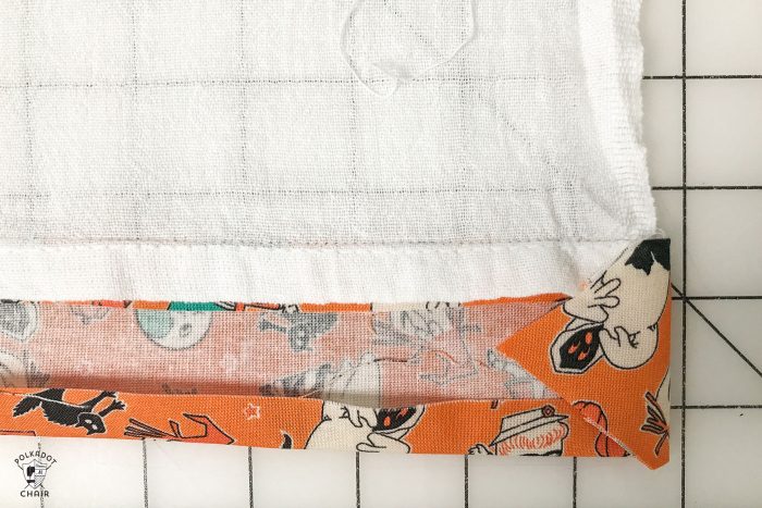 Free sewing tutorial for a DIY Halloween Tea Towel - such a cute project and a great way to use up fabric scraps! #halloween #halloweensewing #halloweengifts #gifts #giftideas #halloweenfabric #tutorial #sew #rileyblake #teatowel #diyteatowel #diydishtowel #dishtowel