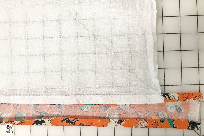 Free sewing tutorial for a DIY Halloween Tea Towel - such a cute project and a great way to use up fabric scraps! #halloween #halloweensewing #halloweengifts #gifts #giftideas #halloweenfabric #tutorial #sew #rileyblake #teatowel #diyteatowel #diydishtowel #dishtowel