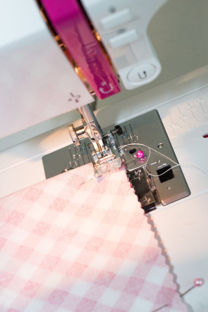 Quick and easy 5 Minute Fabric Gift Bag Tutorial - #handmadegift #sewing #sewingtutorial #giftbag #diygiftbag