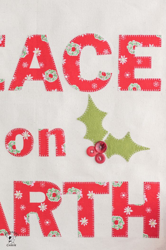 Christmas DIY Canvas banner with free pattern and templates. How to make a canvas banner- a cute Christmas sign that says "Peace on Earth" #Christmas #canvasbanner #DIY #ChristmasCrafts