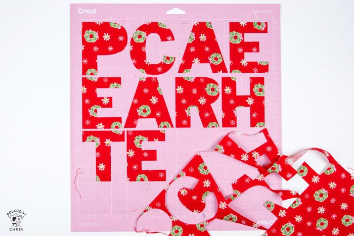 Christmas DIY Canvas banner with free pattern and templates. How to make a canvas banner- a cute Christmas sign that says "Peace on Earth" #Christmas #canvasbanner #DIY #ChristmasCrafts