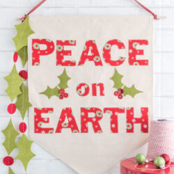 Christmas DIY Canvas banner with free pattern and templates. How to make a canvas banner- a cute Christmas sign that says "Peace on Earth" #Christmas #canvasbanner #DIY #ChristmasCrafts
