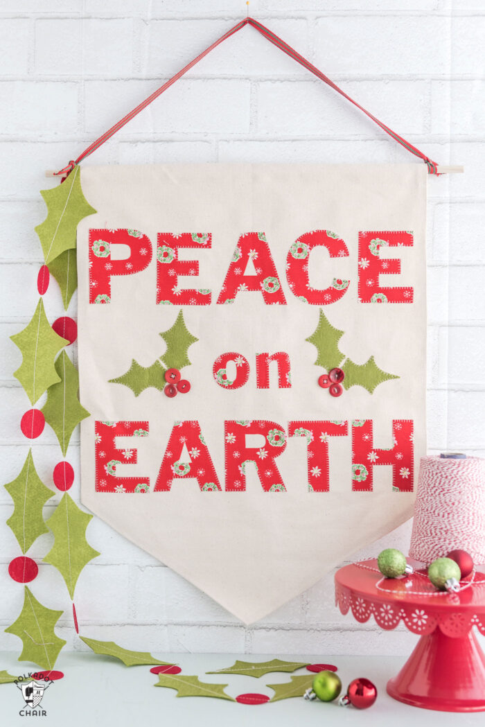 Christmas DIY Canvas banner with free pattern and templates. How to make a canvas banner- a cute Christmas sign that says "Peace on Earth" #Christmas #canvasbanner #DIY #ChristmasCrafts